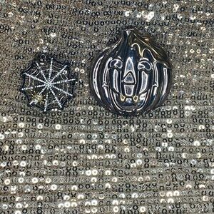 🌸Set of 2 Halloween Pins (w/free gift)🌸